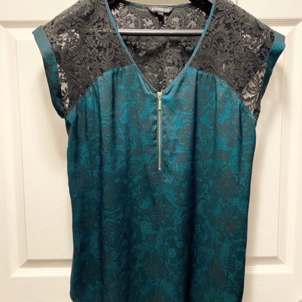 Express Women's Green Lacey and Paisley Grammercy Short Sleeve Dressy Top